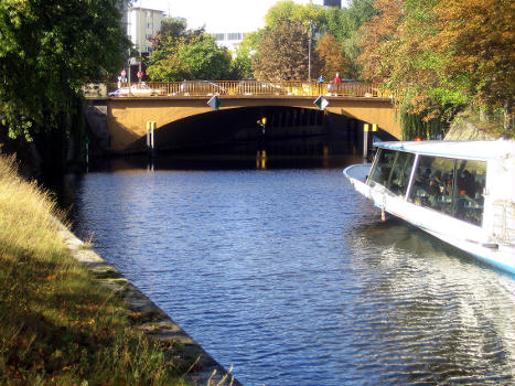 Die Herkulesbrücke über den Landwehrkanal nördlich des Lützowplatzes im Ortsteil 
Berlin-Tiergarten (Bezirk Mitte).