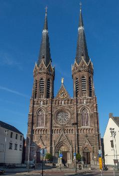 The front facade of the Heuvelse kerk (Tilburg) with its two towers, seen from the Heuvel