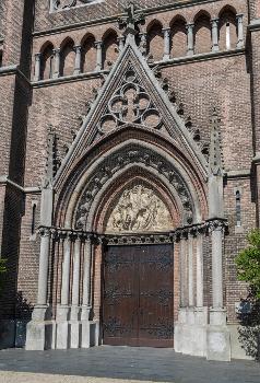 The main entrance of the Heuvelse kerk in Tilburg