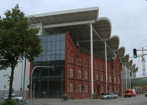 Neue Messe Hamburg:Das Verwaltungsgebäude des ehemaligen Kraftwerkes Karoline in der Karolinenstraße 36 auf St. Pauli wurde 1894/95 von Albert Winkler im Stil der Hannoverschen Schule erbaut. Es wird heute von den Neubauten der Hamburg-Messe schier erdrückt.