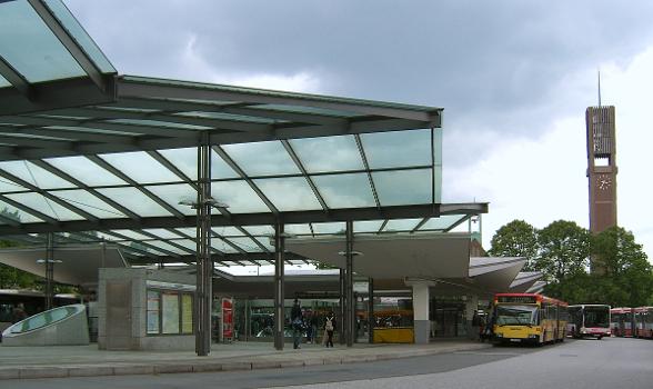 Busbahnhof Wandsbek Markt:Der Busbahnhof Wandsbek Markt wurde Anfang des 21. Jahrhunderts grundlegend renoviert. Rechts ist der Turm der Christuskirche zu sehen.