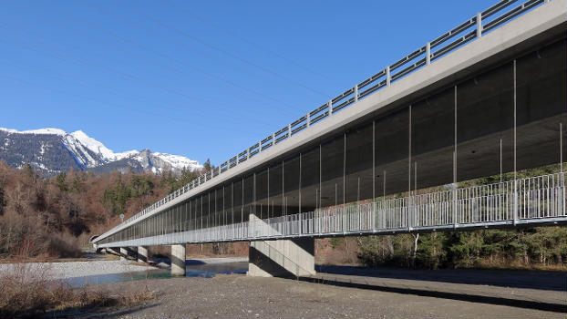 Hinterrheinsteg unter der A13 zwischen dem Plazzas- und dem Isla-Bella-Tunnel