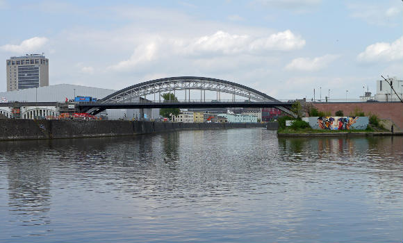 Die Honsellbrücke über der Zufahrt zum Unterhafen des Osthafens in Frankfurt am Main:Ansicht vom gegenüberliegenden Mainufer in Ffm-Sachsenhausen.