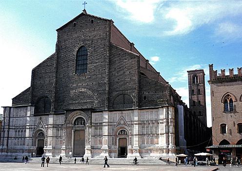 Die Basilika San Petronio in Bologna:Mit ihren Dimensionen (Länge 132 m, Breite 60 m, Gewölbehöhe 45 m) ist sie die fünftgrößte Kirche der Welt.