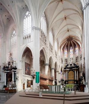 Mechelen Cathedral:Interior. The choir and crossing.