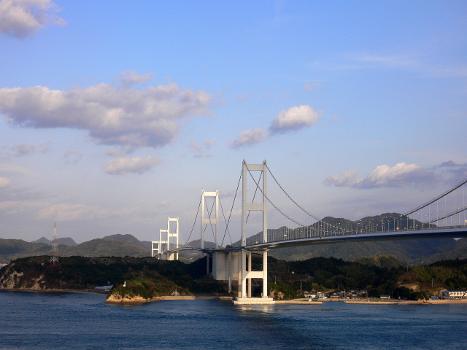 ; Le pont Kurushima-Kaikyō entre Imabari et Yoshiumi dans la Préfecture d'Ehime au Japon