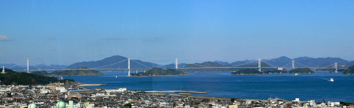 Le pont Kurushima-Kaikyō entre Imabari et Yoshiumi dans la Préfecture d'Ehime au Japon