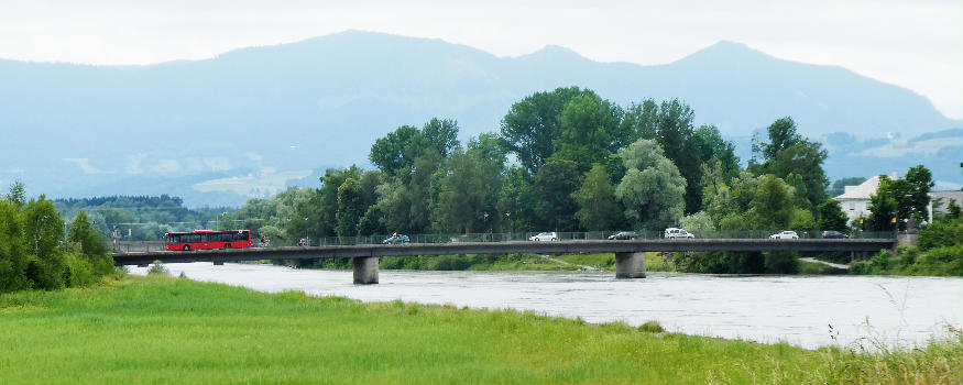 Straßenbrücke über den Inn zwischen Rosenheim und Stephanskirchen