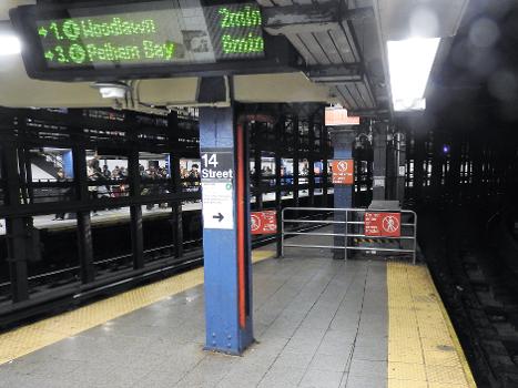 14th Street – Union Square Subway Station (Lexington Avenue Line):Looking north at offset southbound platform
