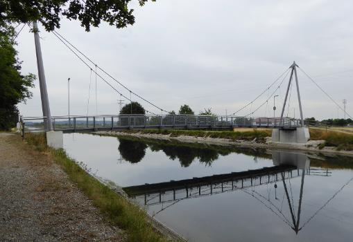 Fußgänger- und Radfahrer-Brücke über den Mittlere-Isar-Kanal bei Berglern.