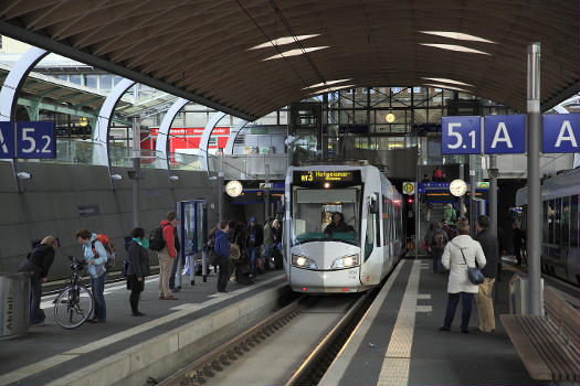 Zweisystemwagen auf Linie RT 3 nach Hofgeismar, Gleis 5. Der Fahrgastwechsel ist auf diesem Gleis beidseitig möglich.
