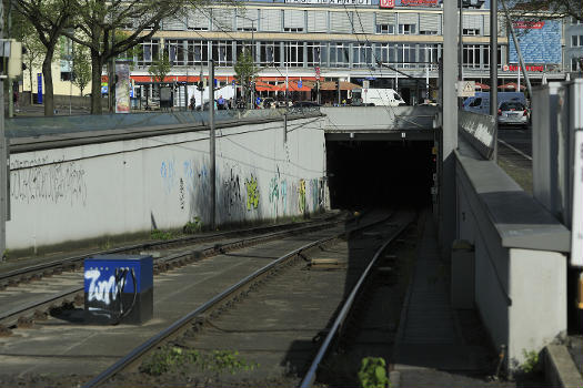 RegioTram Kassel:Richtung Fernbahnnetz, die Tunnelrampe stammt noch vom unterirdischen Haltepunkt der Straßenbahn. Angeschwenkt wurde erst hinter dem Tunnelportal. Der alte Tunnel zur noch vorhandenen Bahnsteighalle führte hinter dem Tunnelportal nach rechts, der neue halblinks in die Achse der Fernbahn-Bahnsteiggleise.