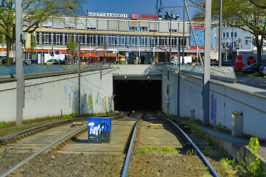 RegioTram Kassel:Richtung Fernbahnnetz, die Tunnelrampe stammt noch vom unterirdischen Haltepunkt der Straßenbahn. Angeschwenkt wurde erst hinter dem Tunnelportal. Der alte Tunnel zur noch vorhandenen Bahnsteighalle führte hinter dem Tunnelportal nach rechts, der neue halblinks in die Achse der Fernbahn-Bahnsteiggleise.