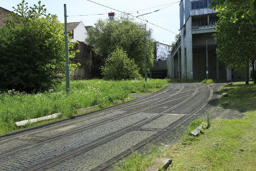 RegioTram Kassel:Nach links führen die Gleise zum seit 2006 geschlossenen Straßenbahn-Tunnelbahnhof, das Gleis nach rechts ist Teil der Wendeschleife Ottostraße. Rechts oben angeschnitten das Gebäude des Polizeipräsidiums Hessen.