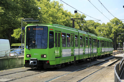Zug der Linie 5 nach Anderten, Doppeleinheit der Reihe 6000 : Die Wagen dieser ersten Serienbauart von Stadtbahnwagen in Hannover sollen in den nächsten Jahren ausgemustert werden.
Auf Kosten der Führerstandsgröße konnte man die Einstiege verhältnismäßig gleichmäßig auf der Fahrzeuglänge verteilen.