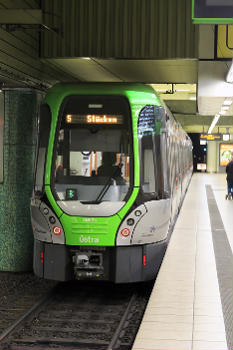 Bahnsteige der Strecke C auf der untersten Ebene (–3), Zug der Linie 5 nach Stöcken, Nachschuss. Der Zug besteht aus drei Wagen der Reihe 3000.