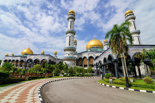 Jame'Asr Hassanil Bolkiah Mosque : Jame'Asr Hassanil Bolkiah Mosque is a magnificent Masjid built to commemorate the 25th anniversary of the current Sultan of Brunei in 1994 (Sultan Haji Hassanal Bolkiah Mu'izzaddin Waddaulah). It is the largest in Brunei and one of the grandest in the region. With its golden domes, it is the centerpiece of Brunei's Islamic heritage.
It is located in a huge complex with beautifully kept gardens. Inside the Masjid, it is intricately decorated [crescentrating.com]