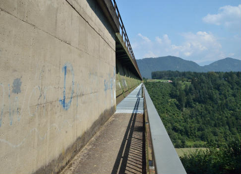 Jauntalbrücke (Eisenbahnbrücke) über die Drau in der Gemeinde Ruden in Kärnten : Die Jauntalbrücke ist bekannt als Ort für Bungee Jumping. Über die Brücke führt auch der Drauradweg.