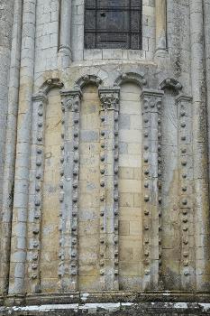 Katholische Kirche Saint-Jean-Baptiste in im Département Vienne (Nouvelle-Aquitaine/Frankreich), Blendarkaden an der Apsis