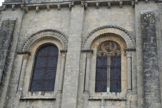 Katholische Kirche Saint-Jean-Baptiste in im Département Vienne (Nouvelle-Aquitaine/Frankreich), Fenster