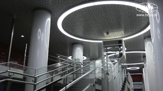 Metrobahnhof Jubiliejnaja plošča