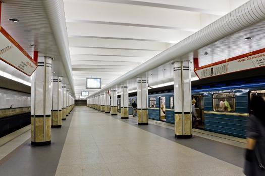 Kamennaya Gorka Metro Station