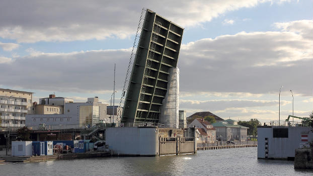 Kennedybrücke mit Sturmflutsperrwerk in Bremerhaven