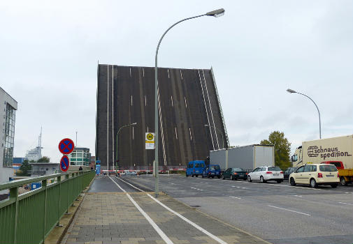 Die geöffnete Kennedybrücke in Bremerhaven. Von Süden aus gesehen.