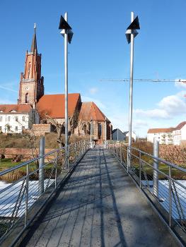Fußgängerbrücke über den Schleusenkanal : Die 2002 fertiggestellte Kirchbergbrücke führt über den ehemaligen Stadthafen, den ursprünglichen Stadtgraben, heute Schleusenkanal, zum Kirchberg mit den Resten des alten Stadtkerns. Die Kirchbergbrücke ist eine Balkenbrücke aus Stahl und als Fuß-und Radwegbrücke gebaut.