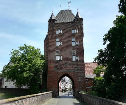 Das Klever Tor ist ein 1393 erbautes Doppeltor in Xanten am Niederrhein.