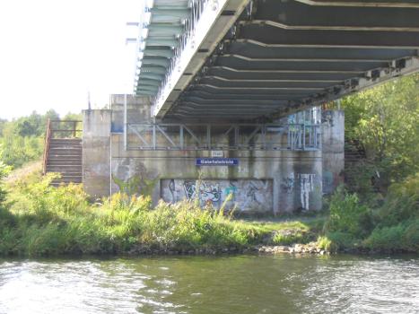 Klinkerhafenbrücke:Blick vom östlichen Ufer des Oder-Havel-Kanals zum westlichen Widerlager der seit 2010 unter Denkmalschutz stehenden Klinkerhafenbrücke.