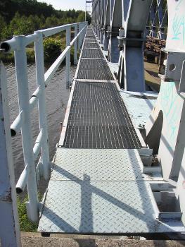 Fußgängerübergang an der seit 2010 unter Denkmalschutz stehenden Klinkerhafenbrücke, Blick Richtung Westen, Aufnahme aus dem Jahr 2004