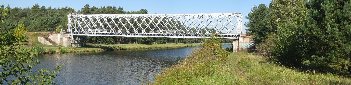 Seit 2010 unter Denkmalschutz stehende Klinkerhafenbrücke über den Oder-Havel-Kanal:Südansicht vom östlichen Ufer des Kanals aus