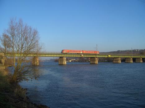 Konzer Moselbrücke:Die Eisenbahnbrücke über die Mosel zwischen Konz-Karthaus und Trier-Zewen. Ein Regionalexpress (Baureihe 628.4) nach Luxemburg passiert gerade die Brücke.
