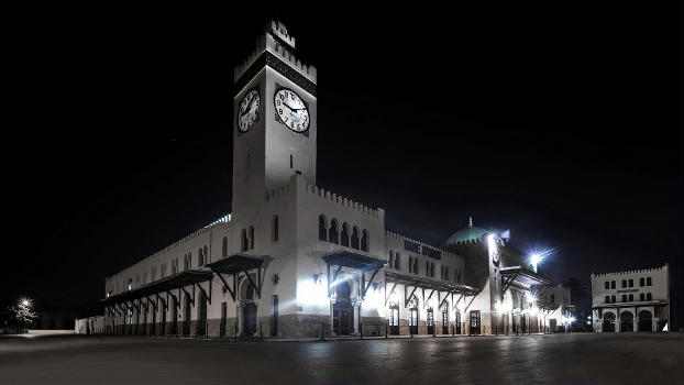 Vue nocturne du bâtiment des voyageurs de la gare d'Oran en Algérie