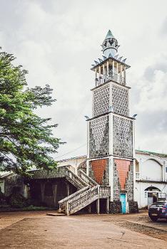 Le minaret de la mosquée de Tsingoni à Mayotte : La mosquée de Tsingoni, Mayotte est la plus vieille mosquée de France. Elle se situe au nord est de Mayotte