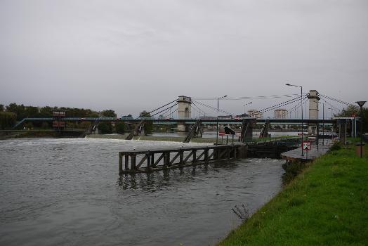Le barrage éclusé du Port-à-l'Anglais vu depuis la rive gauche de la Seine, à Vitry-sur-Seine