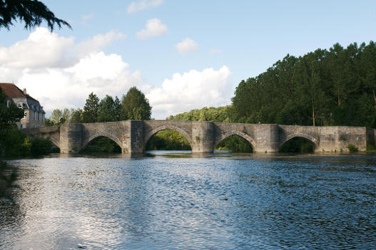 Le Vieux Pont, reliant St Germain et St Savin, vu d'en desous du Pont Neuf, reliant ces deux mêmes villes.
