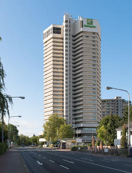 Frankfurt am Main, Leonardo Royal Hotel Frankfurt high-rise as seen from North (September 2013).