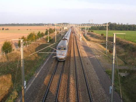 Un TGV sur la LGV Interconnexion Est , à Grisy-Suisnes , Seine-et-Marne, France