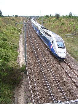 Un TGV se dirigeant vers Paris, sur la LGV Interconnexion Est (branche ouest annexée par la LGV Sud-Est), à Villecresnes, Val-de-Marne, France : Vue vers la province.