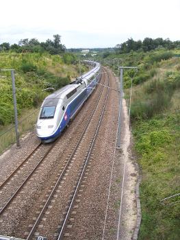 Un TGV se dirigeant vers Paris, sur la LGV Interconnexion Est (branche ouest annexée par la LGV Sud-Est), à Villecresnes, Val-de-Marne, France : Vue vers Paris.