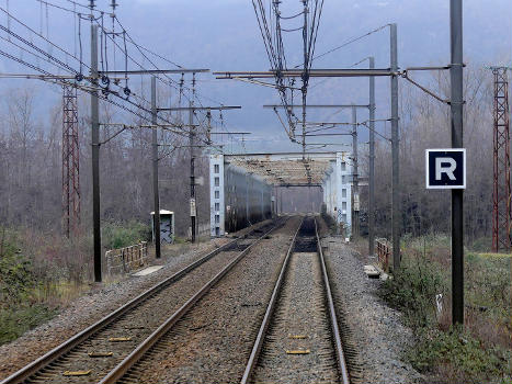 Vue, depuis la queue d'un train à destination de Modane, du pont-cage ferroviaire sur l'Isère à Chamousset, en direction de Chambéry, en Savoie.