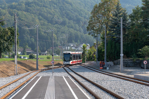 Einfahrt des Vossloh Tramlink 130 in den Bahnhof Gmunden Engelhof