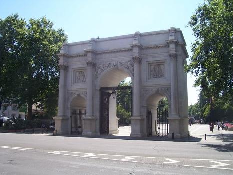 London : Westminster - Marble Arch : In 1828, John Nash designed the arch based on the triumphal arch of Constantine in Rome. It was originally erected on The Mall as a gateway to the new Buckingham Palace (rebuilt by Nash from the former Buckingham House).