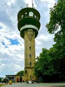 Longinusturm:Der Longinusturm ist ein 32 Meter hoher Aussichtsturm auf dem Westernberg, der höchsten Erhebung der im Nordrhein-Westfälischen Westmünsterland gelegenen Baumberge.