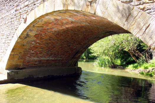 Looking through an arch of Wolvercote Bridge 