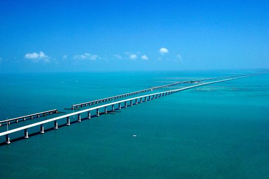 Seven Mile Bridge : Seeming to converge in the distance, the Seven-mile Bridge on the Florida Keys Scenic Highway west of Marathon, FL, runs parallel to the historic Flagler railroad bridge of the early 1900s with the Atlantic Ocean to the South and the Gulf of Mexico to the North.