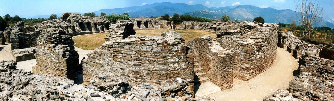 Das Amphitheater von Luna, Provinz Toscana, Italien. Aus zwei Aufnahmen montiert