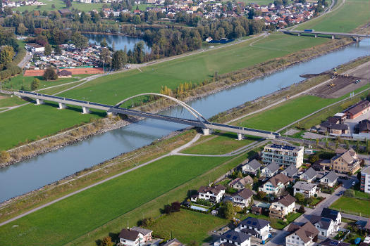 Luftbild der ÖBB-Rheinbrücke zwischen Lustenau (A) und St. Margrethen (CH):Im Hintergrund sieht man den Campingplatz Bruggerhorn, das Schwimmbad Bruggerhorn (CH), das Naturbad Bruggerloch (A) und die Brücke zwischen Lustenau und Höchst.